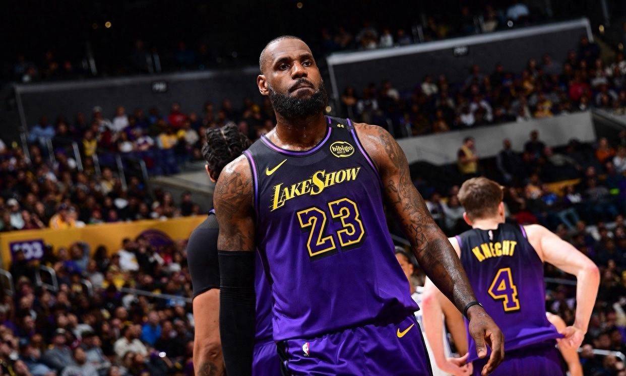 九游娱乐湖人怒砍31分上海久事今晚复出首秀，身体对抗强度瞬间刷屏的简单介绍